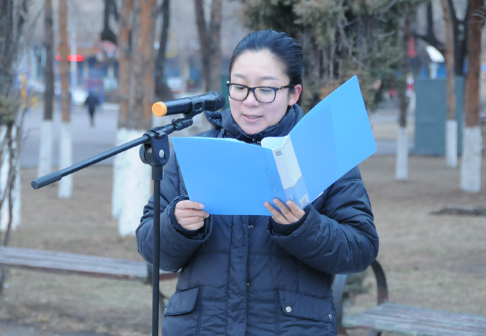 团委书记汪婧参加祭扫仪式
